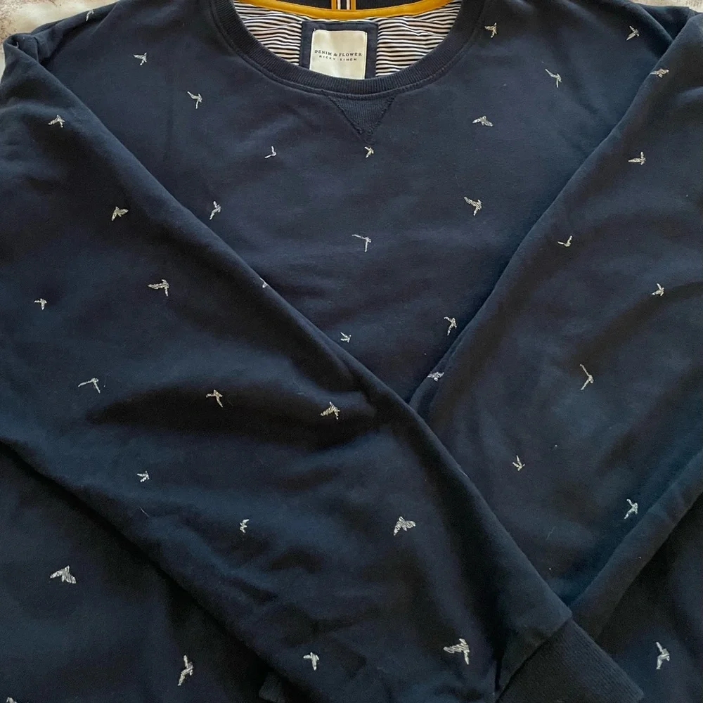 Denim & Flower Ricky Singh men’s navy blue birds print sweater pullover, size XL